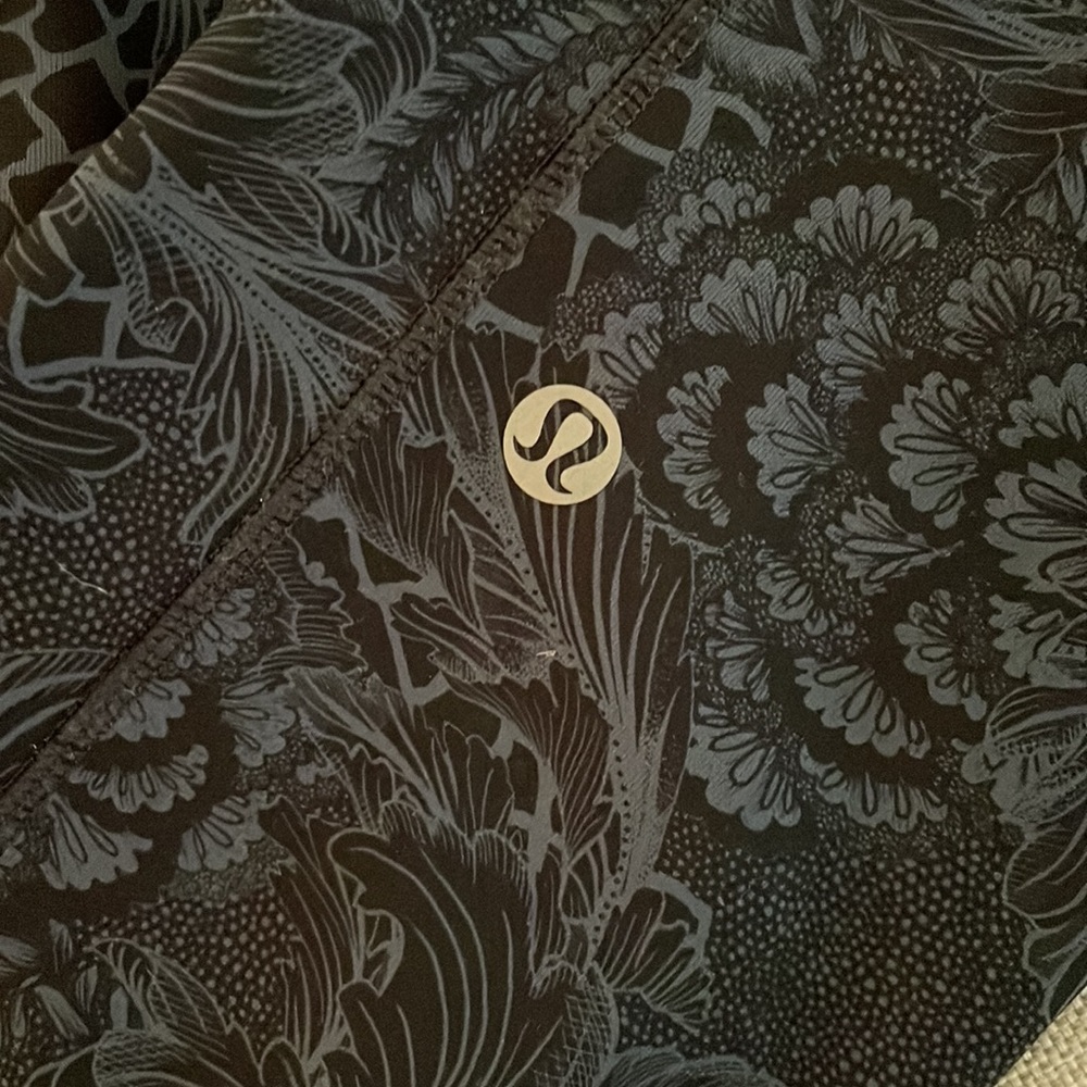 Lulu Lemon paisley cropped leggings in navy blue - Picture 4 of 5